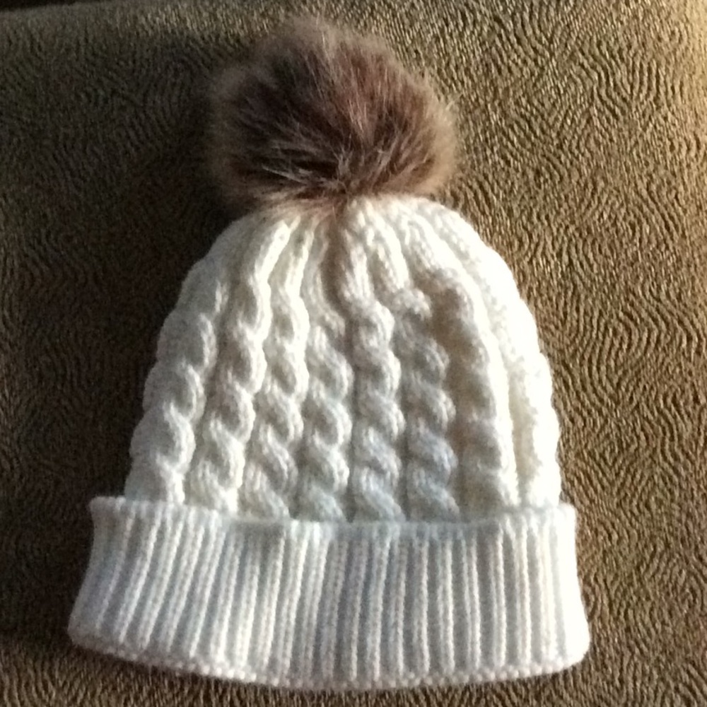 Pom Pom Cable nit hat NWOT